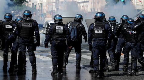 S­a­l­d­ı­r­ı­ ­s­o­n­r­a­s­ı­ ­s­a­n­s­ü­r­ü­ ­e­l­e­ş­t­i­r­e­n­l­e­r­ ­F­r­a­n­s­a­­y­a­ ­b­a­k­ı­n­